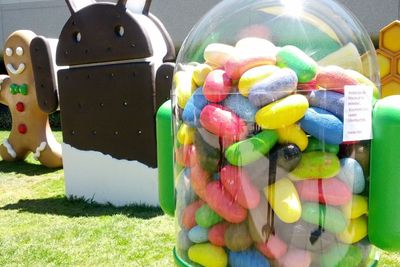 Alle nyere Android-versjoner er oppkalt etter desserter eller søtsaker. Jelly Bean er den hittil nyeste. Den neste ventes å få navnet Key Lime Pie.