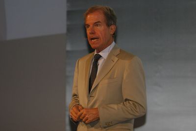 Nicholas Negroponte var hovedtaler på IT-tinget. Han foreslo blant annet at Norge kunne adoptere et land, og gi en OLPC-maskin til alle barn i det landet.