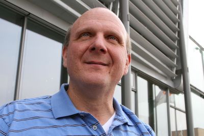 Mens resten av USA sliter med finanskrise, går Steve ballmer ut i markedet for å låne penger, for første gang i Microsofts historie.