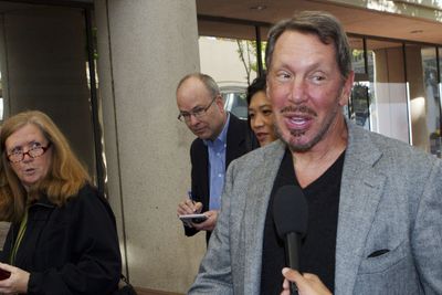 Oracles toppsjef og medgründer, Larry Ellison. Her ankommer han Robert F. Peckham Federal Courthouse i San Jose, California, i forbindelse med forlikssamtalene med Google-sjef Larry Page som ble arrangert mandag denne uken. De to skal angivelig fortsette samtalene i dag.