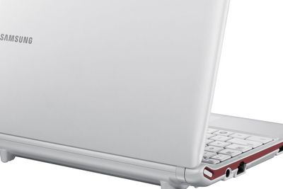 Rask og liten: Samsung N150 er nå tilgjengelig med innebygget 4G mobilt bredbånd som opsjon.