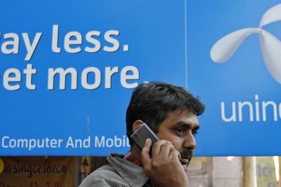 Slik averterte Telenors indiske datter Uninor i Ahmedabad 6. februar i år. Signaler fra indiske myndigheter tyder på at auksjonen som opprinnelig skulle tatt fire måneder, nå er beregnet å ta 400 dager. For Telenor kan resultatet bli det motsatte av det som står på plakaten. De risikere å få svært lite igjen for det de har betalt.