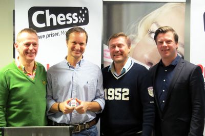 Chess-sjef Arve Andreassen (t.v.) Ole Norstad og Idar Vollvik fra Ludo og markedsdirektør Jarle Alvær i Chess har spikret en avtale som innebærer at 22.000 Ludo-kunder nå går over til Chess.