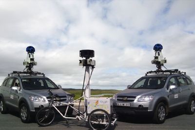 Googles Street View biler trålet ikke bare gatene for bilder. Store datamengder fra WLAN ble også fanget opp. Selskapet har hevdet det var ved en feil, men personvernmyndighetene i Storbritannia gjenåpner nå etterforskningen av forholdet fra 2010.