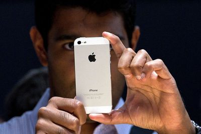 Apples nye mobiltelefon ble avduket onsdag kveld norsk tid. Hvorvidt dens 4G-brikke støtter også norske mobilnett er foreløpig uvisst.