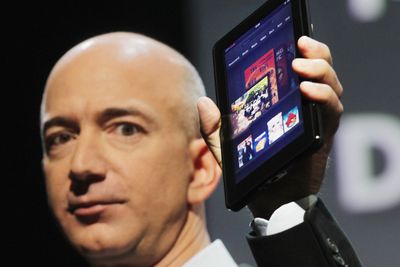 Amazon har hatt stor suksess med nettbrettfamilien Kindle Fire, men toppsjef Jeff Bezos kan ikke med rene ord bekrefte at selskapet også planlegger en Kindle-mobil.