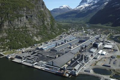 Alumineumsgiganten Hydro, her representert ved smelteverket på Sunndal, har valgt å holde seg til Evry som driftsleverandør. 