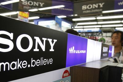 Sony sliter, og skal ifølge den japanske avisen Nikkei nå si opp seks prosent av arbeidsstyrken, 10.000 ansatte. Bildet er fra en elektronikkbutikk i Tokyo.