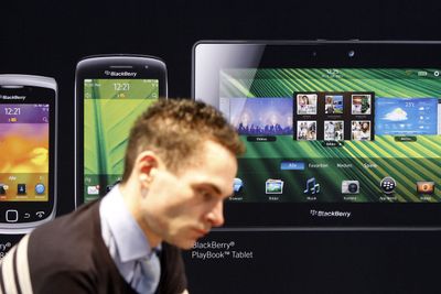 Blackberry-salget har kollapset det siste kvartalet, og nå varsles store endringer. Bildet er fra CeBit-messen i Hannover der selskapet viste frem sine nye produkter.