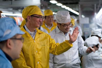 På sin første tur til Kina besøkte Apples toppsjef, Tim Cook, en av fabrikkene til Foxconn som setter sammen flere av selskapets produkter. Bildet er tatt onsdag, og delt ut til bildebyrået Reuters. Ingen journalister var med på omvisningen.