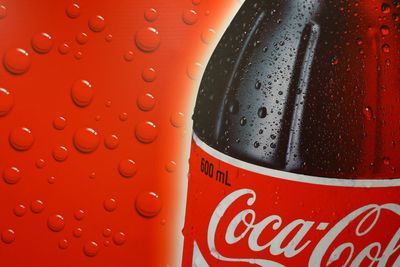 Coca-Cola går inn som en av eierne i Spotify. De har lagt 10 millioner dollar på bordet i en stor finansieringsrunde som priser den svensk-ættede musikktjenesten til svimlende 17,3 milliarder kroner.