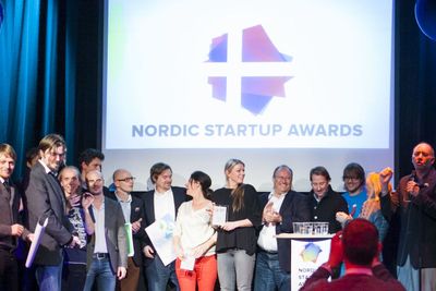 Tirsdag feiret gründerne seg selv i Oslo sentrum. En rekke oppstartsselskaper fikk priser i Nordic Startup Award og alle på bildet går videre til den nordiske finalen.