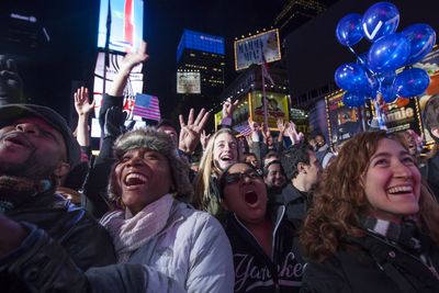 Tilhengere av Demokratene feirer gjenvalget av president Barack Obama på Times Square i New York, tidlig om morgenen den 7. november 2012. Mange av disse bidro sannsynligvis til trafikktoppene Twitter opplevde kvelden før, da resultat ble klart.