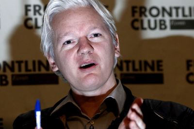 Julian Assange sier han nå vil samarbeide med svenske påtalemyndigheter om avhør i London.