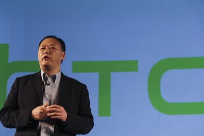 HTCs toppsjef Peter Chou opplever at selskapet han leder er iferd med å bli skvist mellom Samsung og Apple på den ene siden - og kinesiske lavpris-aktører på den andre siden. På ett år er 67 prosent av selskapets verdi blåst bort og i andre kvartal sto selskapet for en svært liten del av markedet. Nå spør investerer seg om det er plass til den taiwanske aktøren. 