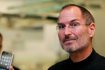 Steve Jobs viser frem iPhone under et arrangement i London i 2007. Telefonen tok markedet med storm og ble en stor suksess. Apple hevder nå at Samsung har rappet mange av løsningene de utviklet for telefonen. 