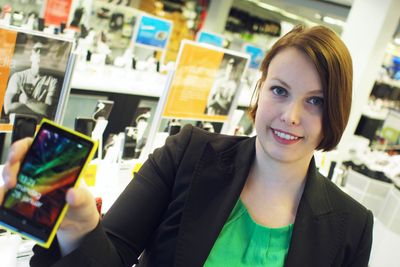 Marte Ottemo i Stiftelsen Elektronikkbransjen poserer med en Nokia-smarttelefon. Salget av denne type telefoner reddet omsetningsveksten for norske el-forhandlere i 2012.