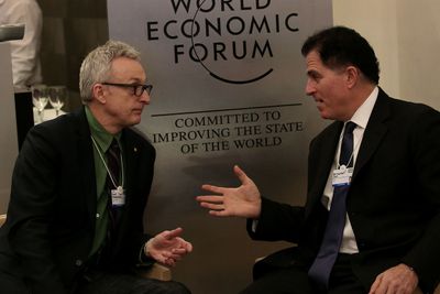 Som verdens 60. rikeste mann var Michael Dell (t.h) selvskreven som deltaker på Verdens økonomiske forum i januar i år. Det er ikke oppgitt hvem samtalepartneren er.
