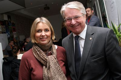 Finansbyråd Kristin Vinje og ordfører Fabian Stang. - Tenk hva som vil finnes av teknologi når dere blir like gamle som meg! sa ordføreren til ungdommene.