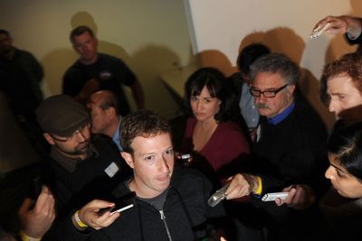 NEI: Det kommer ingen mobiltelefon fra Facebook, insisterer Mark Zuckerberg.