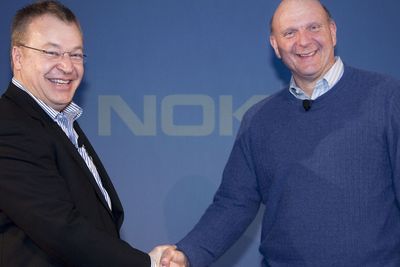 Nokias toppsjef, Stephen Elop, poserer her sammen med Steve Ballmer da de inngikk samarbeid om mobilplattform. Nå velsigner Elop og Nokia Googles oppkjøp av konkurrenten Motorola.