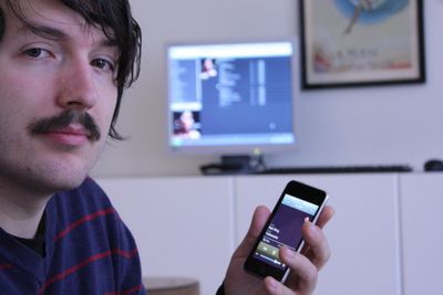 Fjernstyrer Spotify fra sofaen gjennom iPhone: Anders Oredsson, som til daglig utvikler nettlesere for Opera Software.