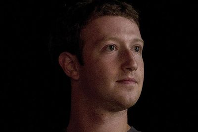 Mark Zuckerberg kunne endelig merke seg oppgang for aksjekursen til selskapet han starter og leder. Siden mai har halvparten av verdien til Facebook forduftet, men onsdag steg kursen med 23 prosent - den største veksten på en dag siden de gikk på børs. 