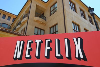 De har noen utfordringer i Netflix sitt hovedkvarter i Los Gatos, California: Hvordan vokse raskt innen strømming av filmer for å ta unna fallet i DVD-utleie? I går kveld skuffet selskapets vekst, og aksjekursen raste på Wall Street.