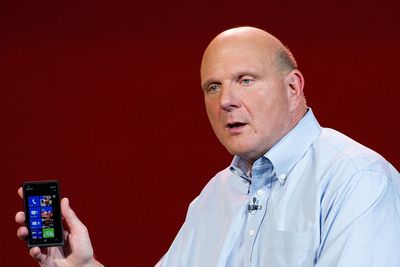 Vil Steve Ballmer satse på et eget Microsoft-nettbrett? Ryktene skal ha det til at giganten vil lansere et eget nettbrett mandag. 