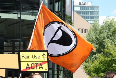 Piratpartiet har vokst seg store i deler av Europa. Ved flere delstatsvalg har de fått oppslutning på rett oppunder 10 prosent den siste tiden. På bildet vises partiets flagg under en demonstrasjon mot Acta forrige lørdag. Kommende lørdag håper en gruppe initiativtagere at flagget også kan heises på Stortinget etter valget i 2013.