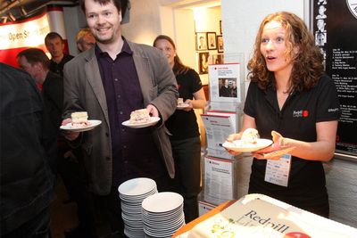 Jubilant: Linpro-gründer Dag Asheim delte ut kake sammen med Redpill Linpro-sjef Margrethe Gleditsch.