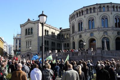 Felles front mot datalagring: Flaggene til Sosialistisk Ungdom, Unge Venstre og Unge Høyre vaiet side om side foran Stortinget.