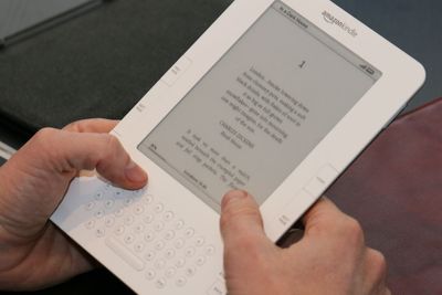 Kindle er blitt et økosystem for bokdistribusjon som kan vise seg å friste mange forfattere. Hva skal man egentlig med fysiske bokhandlere lenger? Eller forlag?