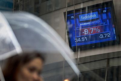 Det var ikke bare regnet som falt over Wall Street i går: Facebook-aksjen raste til godt under IPO-verdien på 38 dollar. Da handledagen var slutt, var fallet 11 prosent.