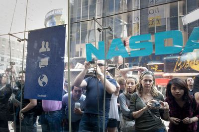 En rekke interesserte stilte seg opp foran Nasdaq-børsen i New York fredag. Årsaken var selvsagt børsnoteringen av Facebook. Men tekniske problemer på Nasdaq-børsen førte til at handelen ble utsatt med en halvtime. Nå må teknologibørsen tåle mye kritikk for at teknologien sviktet dem. 