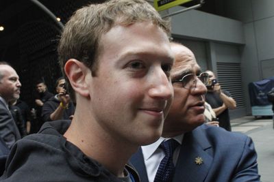 Mark Zuckerberg blir geleidet av sikkerhetsvakter på vei til et møte med mulige investorer i New York mandag. En av tingene investorer nok er bekymret for er den voldsomme bruken av Facebook via mobilen. Den er nemlig langt fra så lønnsom som bruk via PC. 