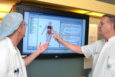 3D-modellen gjør at legene ved Sygehus Thy-Mors i Thisted raskt kan sette seg inn i pasientens helhetlige helsetilstand, og «zoome» inn på detaljer som vises i klartekst til høyre i skjermbildet. (foto: Michael Bo Rasmussen, Baghuset)