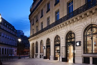 Ranere stakk av med store verdier fra Apple Store i Paris (bildet) på selveste nyttårsaften.