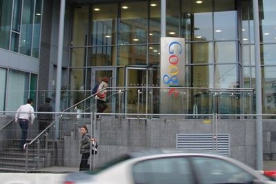 Google er blant IT-gigantene som flokker til Irland. Her fra et av selskapets to kontorbygninger i Barrow Street sentralt i Dublin.