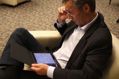 Kan iPad hjelpe deg å gjøre en bedre jobb? Her statsminister Jens Stoltenberg under en pause på flyplassen i New York i april i år.