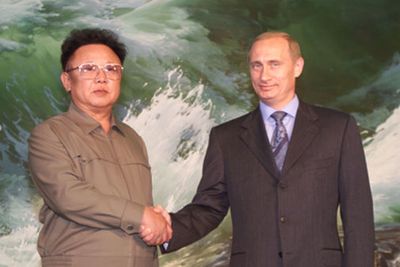 TAS01: PYONGYANG, July 20. - North Korean leader Kim Jong Il (left) and Russian President Vladimir Putin shake hands after they signed a joint declaration in Pyongyang on Wednesday. Under the declaration, the two sides agreed to develop and strengthen bilateral relations, and to expand economic cooperation. The declaration also reflects Russias and North Koreas positions on the most important international issues. (ITAR-TASS photo/ Sergei Velichkin, Vladimir Rodionov) ----- ÒÀÑ. Ðîññèÿ. Ìîñêâà. 20 èþëÿ. Ðàáî÷èé âèçèò ïðåçèäåíòà Ðîññèè Âëàäèìèðà Ïóòèíà â ÊÍÄÐ. Íà ñíèìêå: ïðåçèäåíò Ðîññèè Âëàäèìèð Ïóòèí /ñïðàâà/ è ðóêîâîäèòåëü ÊÍÄÐ Êèì ×åí Èð ïîñëå ïîäïèñàíèÿ Ñîâìåñòíîé ðîññèéñêî-êîðåéñêîé äåêëàðàöèè â Ïõåíüÿíå. Ôîòî Ñåðãåÿ Âåëè÷êèíà è Âëàäèìèðà Ðîäèîíîâà (ÈÒÀÐ-ÒÀÑÑ)