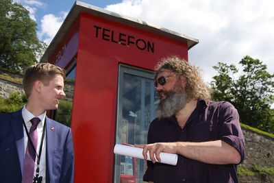 En gammel telefonkiosk var kulisse da statssekretær Reynir Jóhannesson (t.v.) fikk innspill fra IKT Norge og Torgeir Waterhouse om bedre digital infrastruktur.