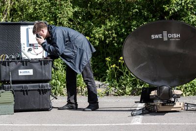 FLO IKT har selv snekret løsningen som åpner slusene mellom samband som militær radio, Tetra-radioer i Nødnettet og smarttelefoner. Den hvite boksen i koffertlokket er en LTE basestasjon, mens satellittforbindelsen til høyre gir tilgang til internett.