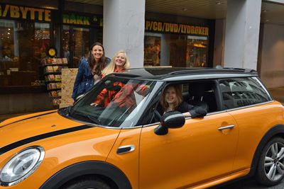 Jeanette Johansen, Victoria Våpenstad og Mari Lindeng Larsen med sin lånte Mini Cooper - som de oppsøker brukere med.