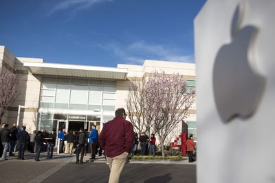 Danmark får drahjelp av konkurrenten Norge når Apple skal etablere seg med nytt datasenter på Jylland.