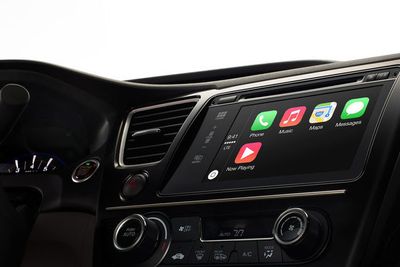 Apple har laget Carplay-systemet som integrerer smartmobil i bilen. Nå spekuleres det i om IT-giganten også kan være i ferd med å bygge en bil.