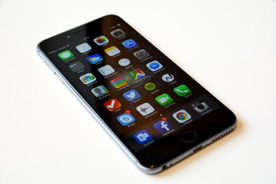 iPhone 6-modellene stjeler mange brukere fra Android, og bidrar til stor vekst for «phablet»-markedet.