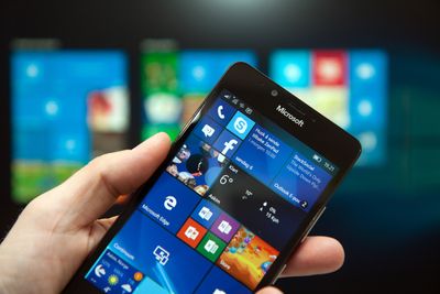 Det er lenge siden forrige Windows-mobillansering fra Microsoft, men selskapet lover at de ikke har gitt opp satsningen. Bildet viser Lumia 950, som kom i fjor.