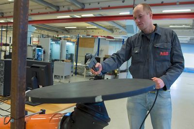 Andreas Skaar fra ABB på Bryne har vært med på utviklingen av «pistolen» som gjør det enklere å programmere lakkeringsroboter.