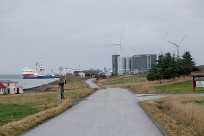 Marine Harvest fiskefôrfabrikk Valsneset Bjugn Åpnet juni 2014. Det er investert mer enn 900 millioner kroner. Kapasiteten er 220 000 tonn fôr per år, og fabrikken har 50 ansatte 